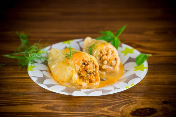 Relleno Carne Arroz Con Salsa Pimienta Asada Una Mesa Madera — Foto de Stock