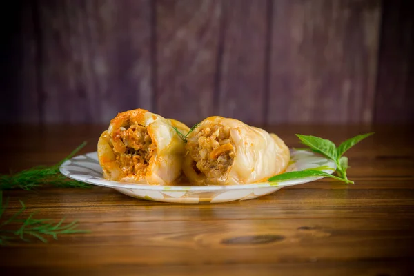 Relleno Carne Arroz Con Salsa Pimienta Asada Una Mesa Madera — Foto de Stock