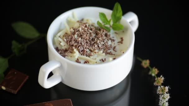 Zoete noedels met melk en geraspte chocolade in een kom — Stockvideo