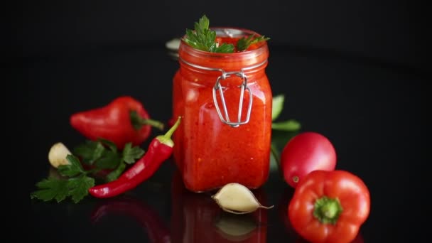 Salsa casera natural fresca hecha de pimientos, tomates y otras verduras — Vídeos de Stock