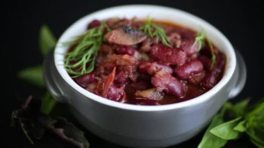 Çeşitli sebzelerle haşlanmış kırmızı fasulye.