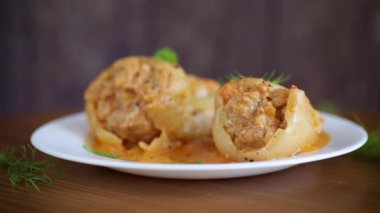 ... et ve kavrulmuş biber sosuyla doldurulmuş pilav.