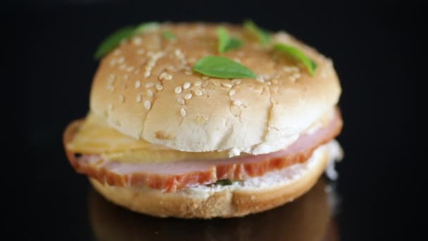 Ranní sendvič se slaninou, sýrem a bylinkami — Stock video