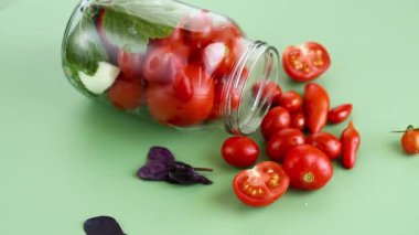 Geleneksel ev yapımı domates konservesi aromatik dereotu ve sarımsak..