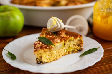 Seramik kalıplı klasik elmalı turta. Evde çocukluğun tadı..