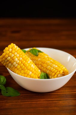 Tahta arka planda taze mısır ve yeşillik..