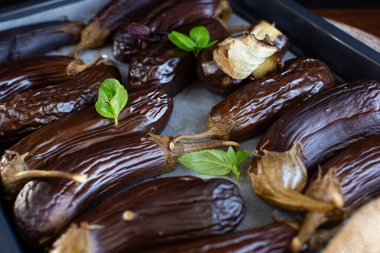 Kabuklu ve otlu sulu patlıcanlar ve kokulu bitkiler..