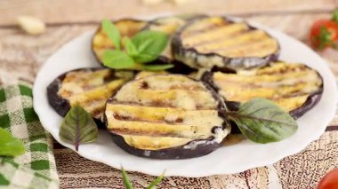 Kızarmış çizgili fırında patlıcan ve ince bir sos..