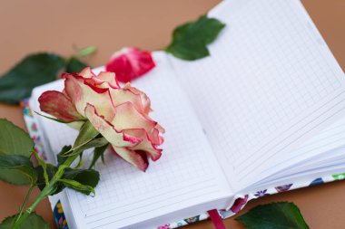 Çiçekli Anneler Günü kartı fikri.