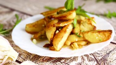 Sarımsaklı, otlu ve baharatlı fırında patates..