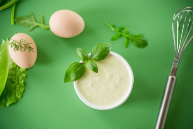 Taze mayonez yapmak için yeşil arka plan ve ürünler.