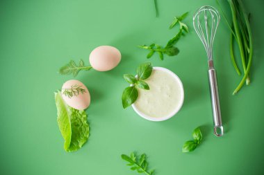 Yumurtadan kremalı mayonez ve çırpılmış otlar..