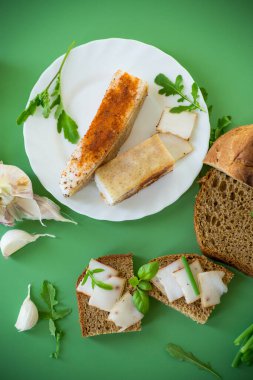 Çavdar ekmeği, domuz yağı ve soğanla basit köy muamelesi..