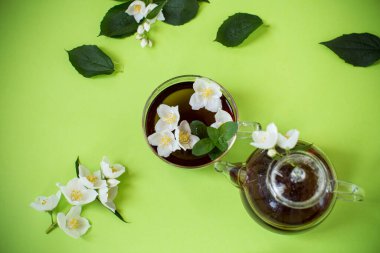 Yasemin çiçekli demlenmiş yeşil çay..