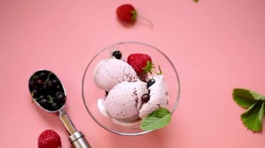 Frenk üzümlü ve pembe çilekli dondurma..