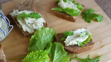 Çavdar ekmeği ve sebzeli sağlıklı kahvaltı..