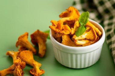 Üzerinde çiğ mantarlar ve yeşillikler olan bir hayat..