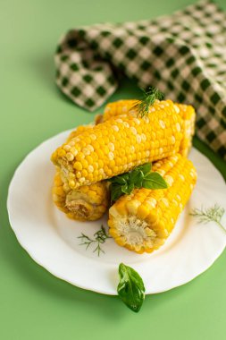 Tatlı mısırdan gelen yaz yemeği yeşil arka planda basit sağlıklı bir yemek..