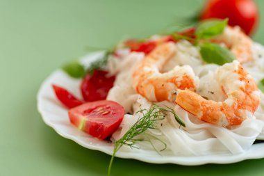 Asya yemeği haşlanmış pirinç eriştesi, karides ve fesleğen..