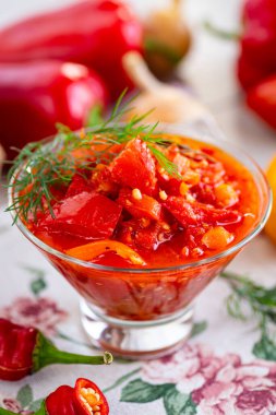 Sarımsak ve dereotlu ev yapımı ekjika..