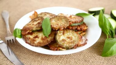 Yaz sebze mezeleri kızarmış kabak ve kırsal bir masada susam tohumları..