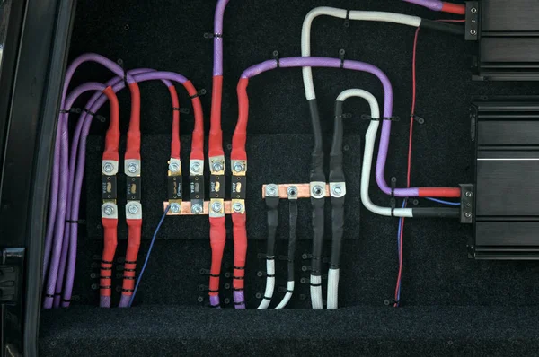 elektrik kablolarının araba ses sistemi kurulumu