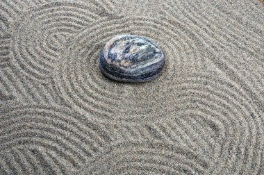 Zen kompozisyon. Bahçe taşları. Kum üzerinde sakinleştirici desenleri.