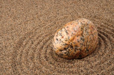 Zen kompozisyon. Bahçe taşları. Kum üzerinde sakinleştirici desenleri.