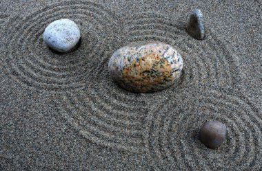 Zen kompozisyon. Bahçe taşları. Kum üzerinde sakinleştirici desenleri.