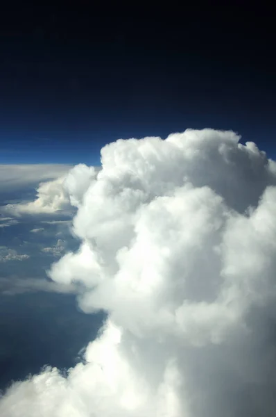 在云端 从内部查看飞机飞行天际线 海天一线 — 图库照片