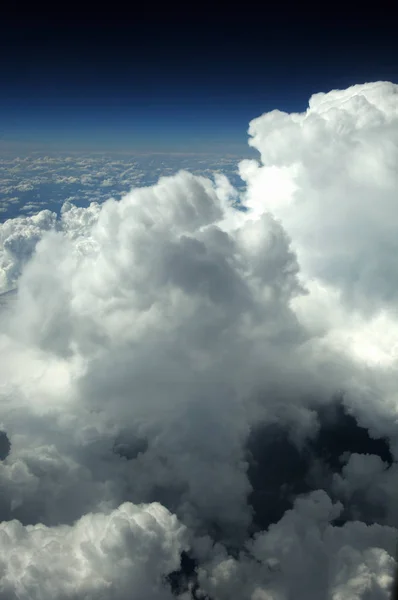 Voo Avião Acima Das Nuvens Vista Interior Skyline Linha Céu — Fotografia de Stock