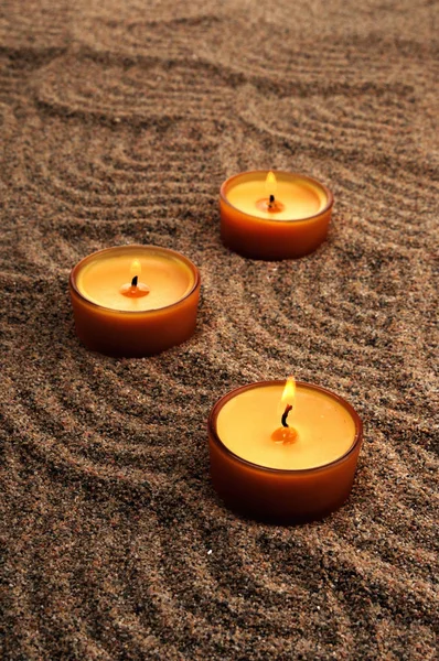 Σύνθεση Του Ζεν Κεριά Στην Άμμο Ηρεμώντας Σχέδια Στην Άμμο — Φωτογραφία Αρχείου