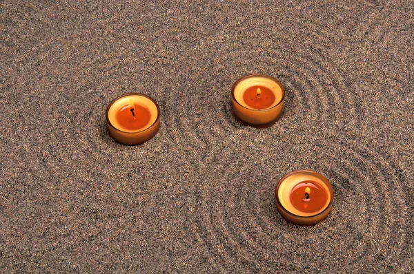 Composition Zen Bougies Dans Sable Motifs Apaisants Sur Sable — Photo