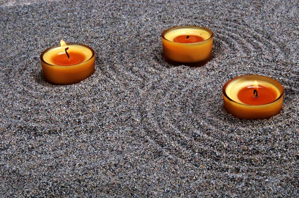 禅宗作文 沙子里的蜡烛 在沙子上镇定的图案 — 图库照片