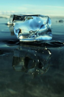 Güneş ışınları kristal berraklığında buz parçaları halinde kırılır. kış manzara. Baykal Gölü