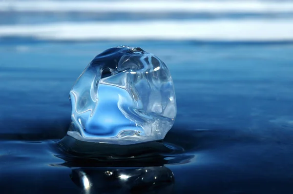 Promienie Słoneczne Załamany Krystalicznie Czyste Kawałki Lodu Krajobraz Zimowy Jezioro — Zdjęcie stockowe