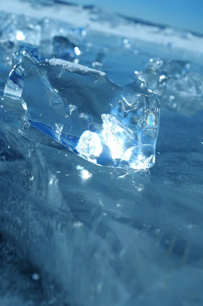 Promienie Słoneczne Załamany Krystalicznie Czyste Kawałki Lodu Krajobraz Zimowy Jezioro — Zdjęcie stockowe
