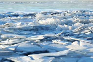 Güneş ışınları Baykal Gölü'nün saydam buztarafından kırılır. kristal berraklığında buz parçaları hummocks