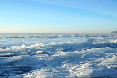 Güneş ışınları Baykal Gölü'nün saydam buztarafından kırılır. kristal berraklığında buz parçaları hummocks