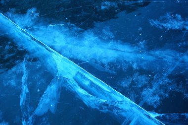 Güneş ışınları Baykal Gölü'nün saydam buztarafından kırılır. farklı derinliklerde çatlaklar tuhaf bir web oluşturmak