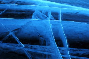 Güneş ışınları Baykal Gölü'nün saydam buztarafından kırılır. farklı derinliklerde çatlaklar tuhaf bir web oluşturmak