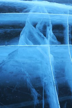 Güneş ışınları Baykal Gölü'nün saydam buztarafından kırılır. farklı derinliklerde çatlaklar tuhaf bir web oluşturmak