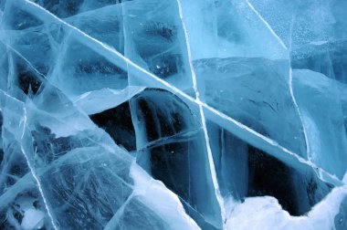 Güneş ışınları Baykal Gölü'nün saydam buztarafından kırılır. farklı derinliklerde çatlaklar tuhaf bir web oluşturmak