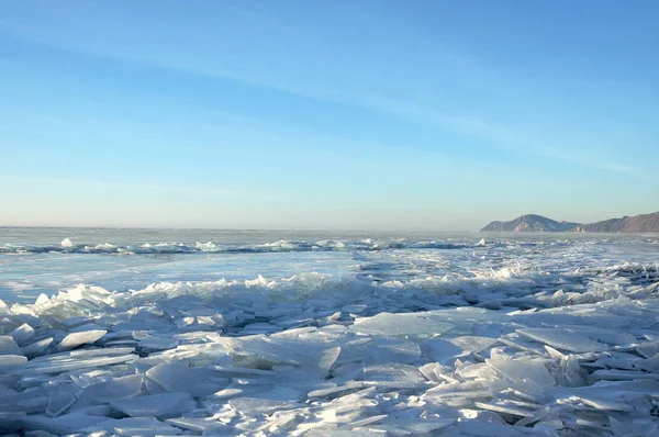 Zonnestralen Worden Geredigeerd Door Het Transparante Ijs Van Het Baikalmeer — Stockfoto
