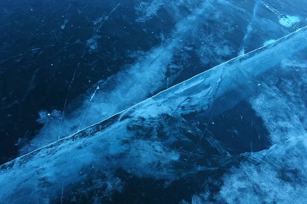 Solens Strålar Bryts Den Genomskinliga Isen Bajkalsjön Sprickor Olika Djup — Stockfoto