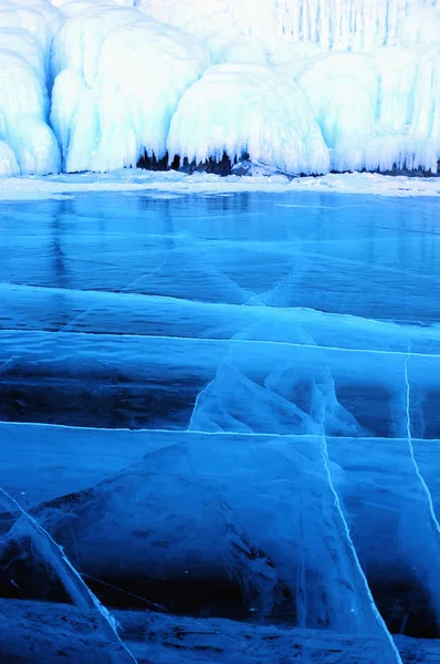 Raios Solares São Refratados Pelo Gelo Transparente Lago Baikal Rachaduras — Fotografia de Stock