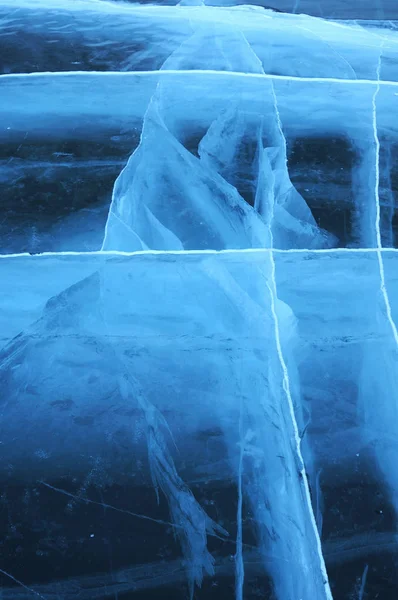 Raios Solares São Refratados Pelo Gelo Transparente Lago Baikal Rachaduras — Fotografia de Stock