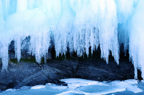 광선은 바이칼 호수의 투명한 얼음에 굴절된다 수정처럼 — 스톡 사진