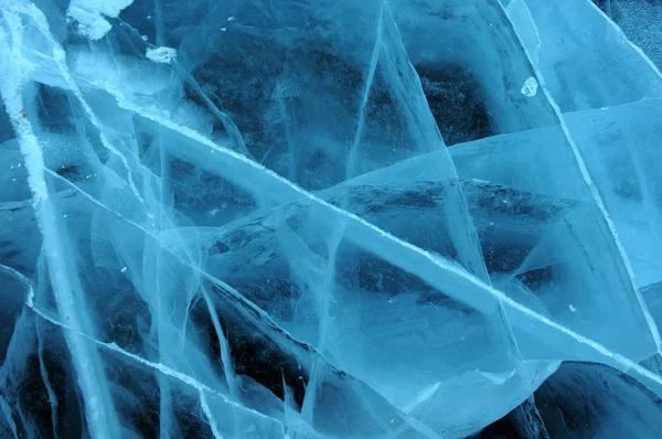 광선은 바이칼 호수의 투명한 얼음에 굴절된다 깊이의 균열은 기괴한 만듭니다 — 스톡 사진