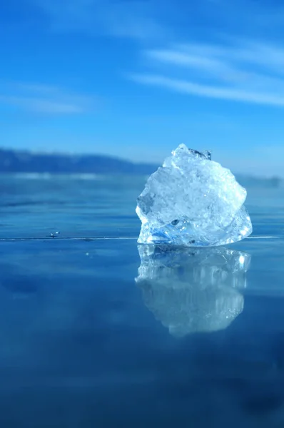 Ακτίνες Του Ήλιου Διαλλαχάν Κρυστάλλινα Κομμάτια Πάγου Χειμερινό Τοπίο Λίμνη — Φωτογραφία Αρχείου
